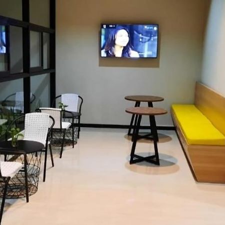 Phoenix Guest House Surabaia Exterior foto